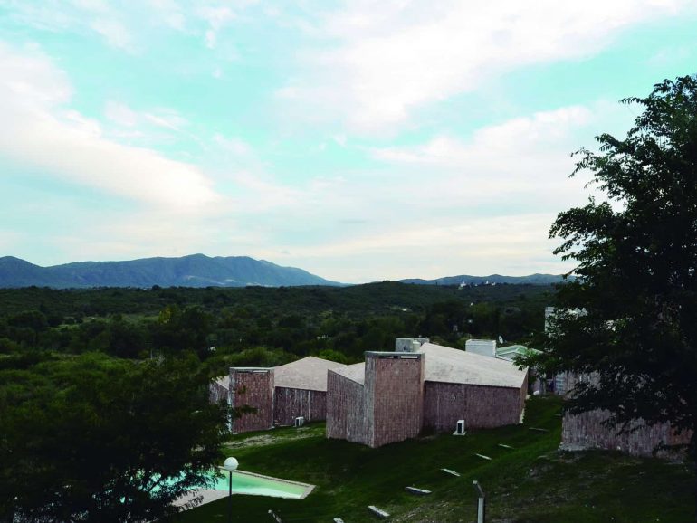 مجموعه مسکونی El Mangaleta؛ تلفیق طبیعت و معماری