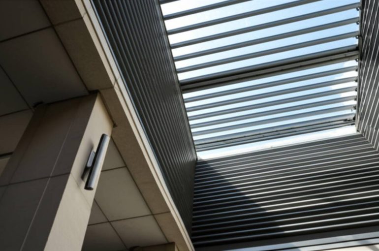 بررسی فنی و زیبایی‌شناسی سقف متحرک در طراحی معاصر