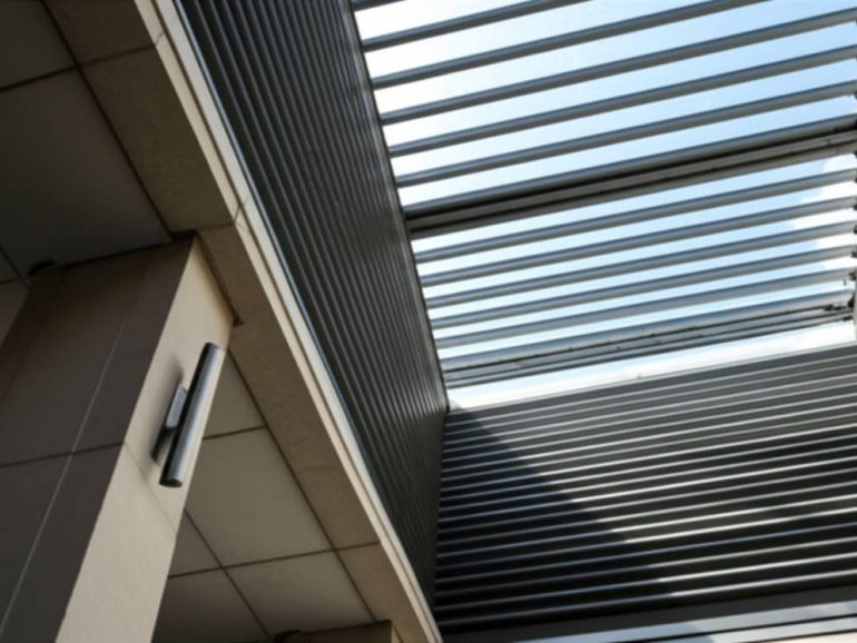 بررسی فنی و زیبایی‌شناسی سقف متحرک در طراحی معاصر